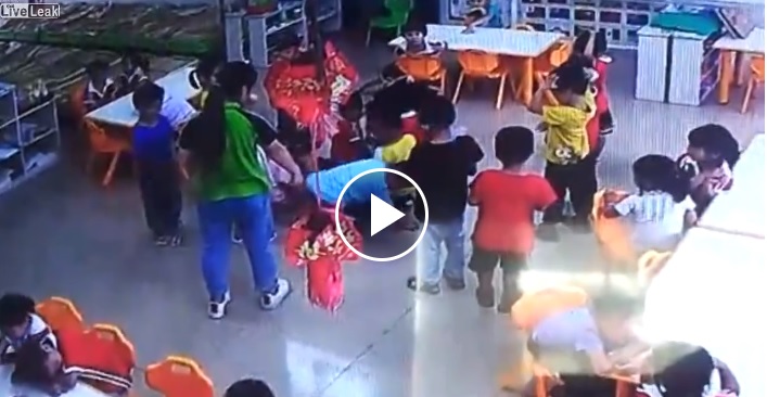 Maestra d’asilo prende a calci i bambini: non ballavano bene