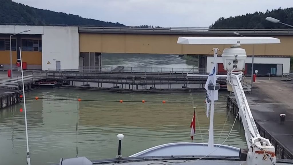 Tronco umano senza testa, gambe e braccia: galleggia nel Danubio da 20 anni