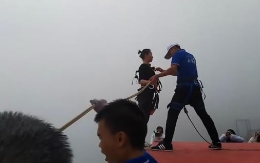 Consegna pasti caldi col bungee jumping: il lavoro più incredibile del mondo