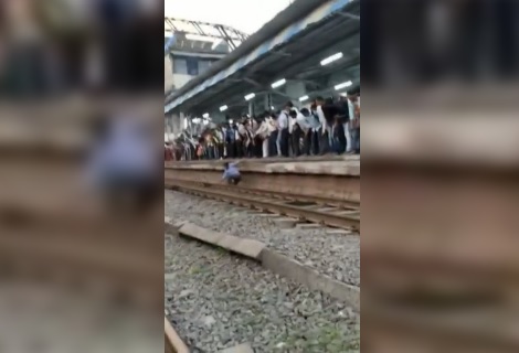 Si getta sotto un treno: quando riappare la folla non crede ai propri occhi