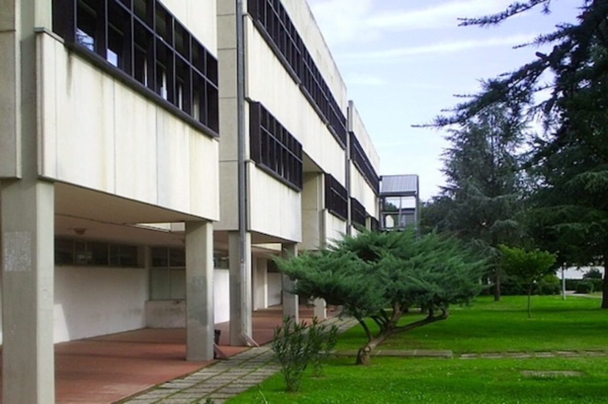 Voleva fare selfie e video: 20enne precipita dal tetto della scuola