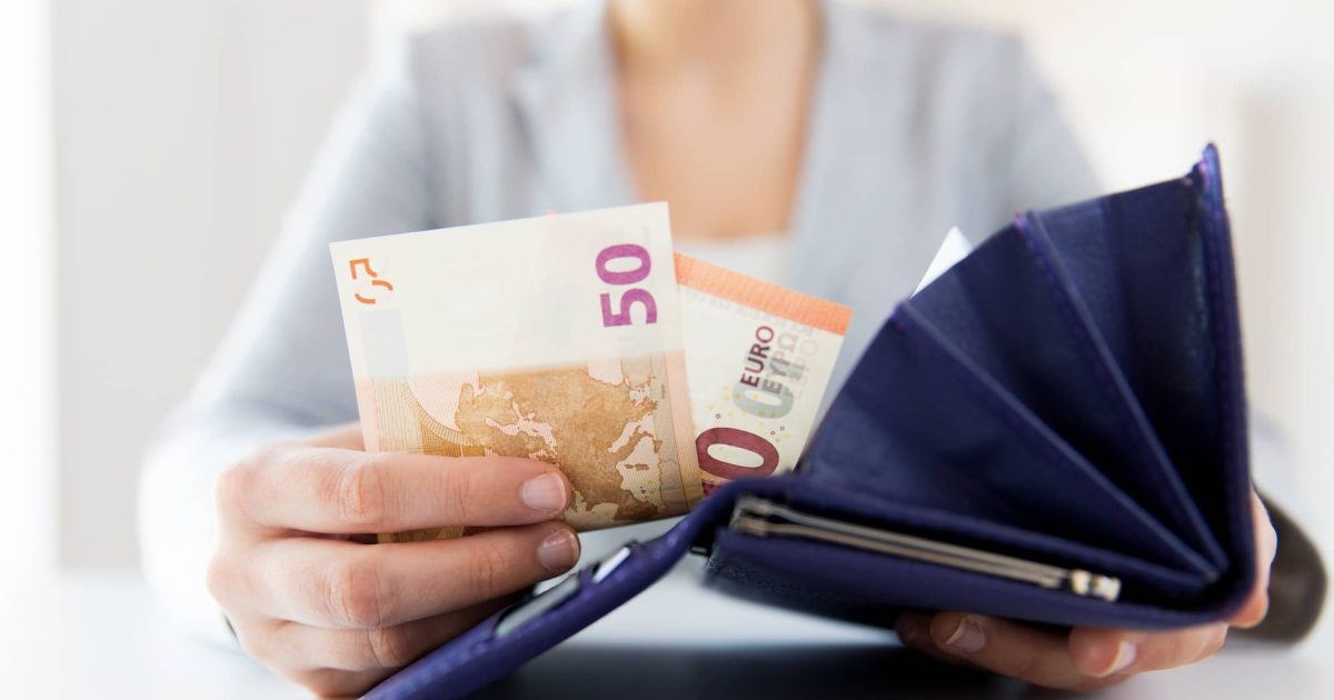 Cedolino docenti ottobre 2025: disponibile nell'area riservata, pagamento il 23 in attesa di aumenti e saldo degli arretrati