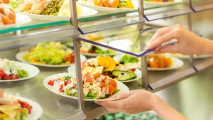 Maiale vietato nelle scuole, Feltri non ci sta: "Con la Schlein dopo la mortadella arriverà il würstel di tacchino"