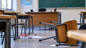 Incredulo il docente aggredito da studente a scuola con calci e pugni: "Non ti ho fatto niente, perché tutta questa violenza?"