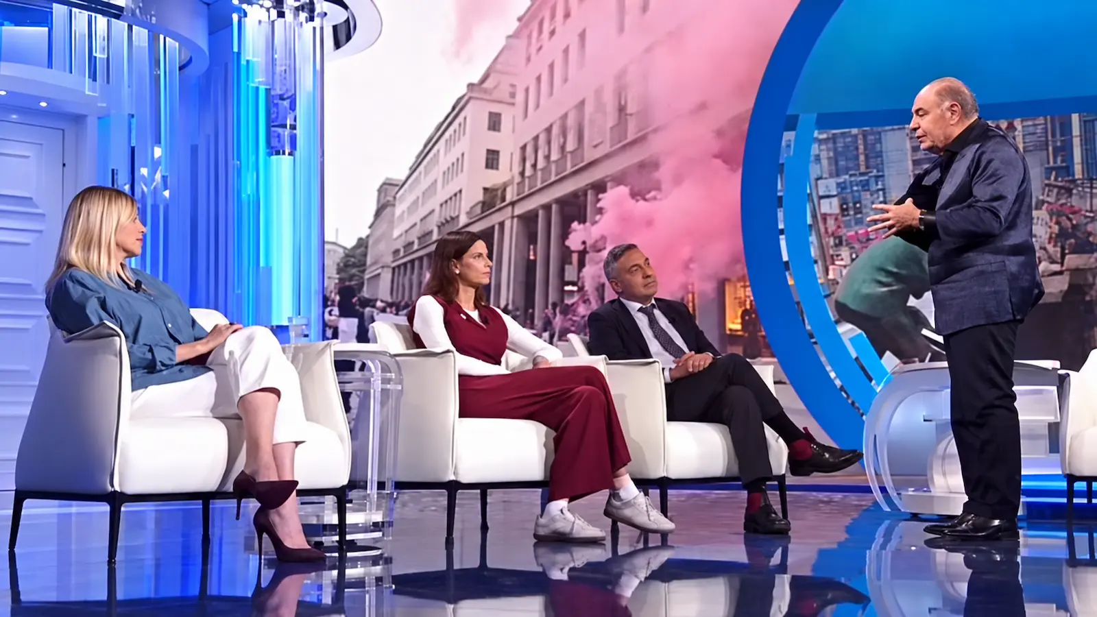 Vespa rimprovera studentessa in diretta tv: "Dovete studiare sennò dite sciocchezze che non vi giovano"