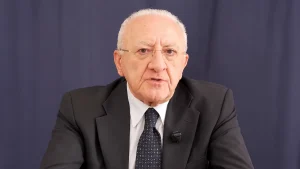 Proteste studenti, De Luca: "Non dobbiamo insegnare storia, filosofia, matematica e scienze ma dare l'esempio"